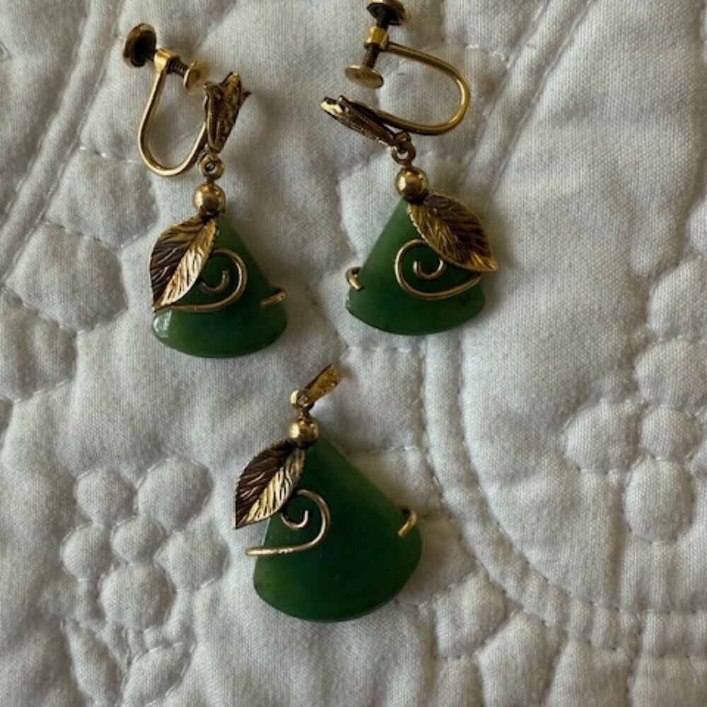 Vintage 1/20 12K GF Green Jade Dangle Screw Back Earrings /pendant